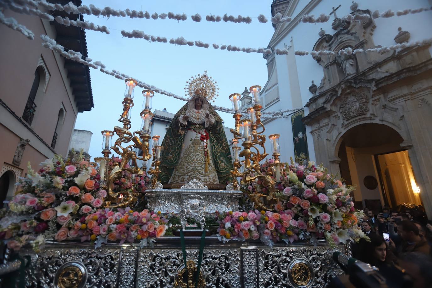 La emocionante salida de la Esperanza de Córdoba hacia Santa Marina, en imágenes