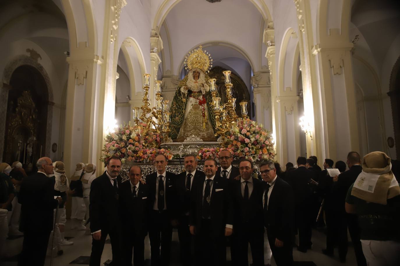 La emocionante salida de la Esperanza de Córdoba hacia Santa Marina, en imágenes