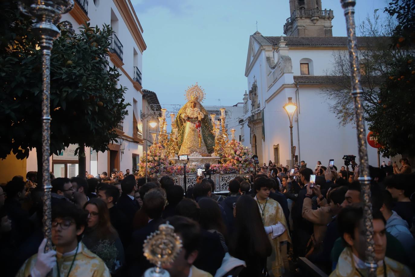 La emocionante salida de la Esperanza de Córdoba hacia Santa Marina, en imágenes