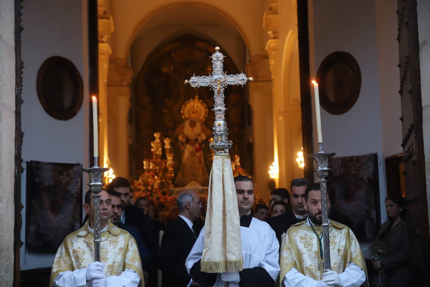 La emocionante salida de la Esperanza de Córdoba hacia Santa Marina, en imágenes