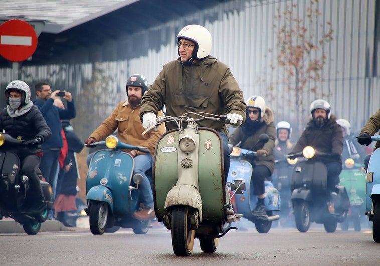 Vespas y Lambrettas recorren las calles de León en la 'Scooter Run'