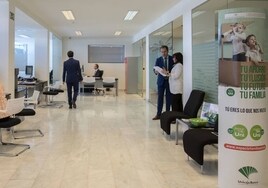 La nómina de los empleados de banca y aseguradoras es la mayor en Córdoba: 35.761 euros, el doble de la media
