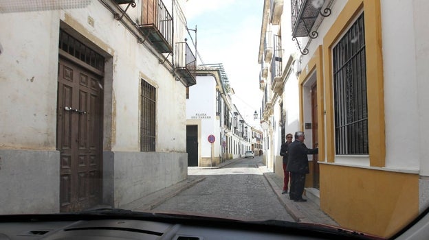 Un coche circula por una calle de la Axerquía cordobesa