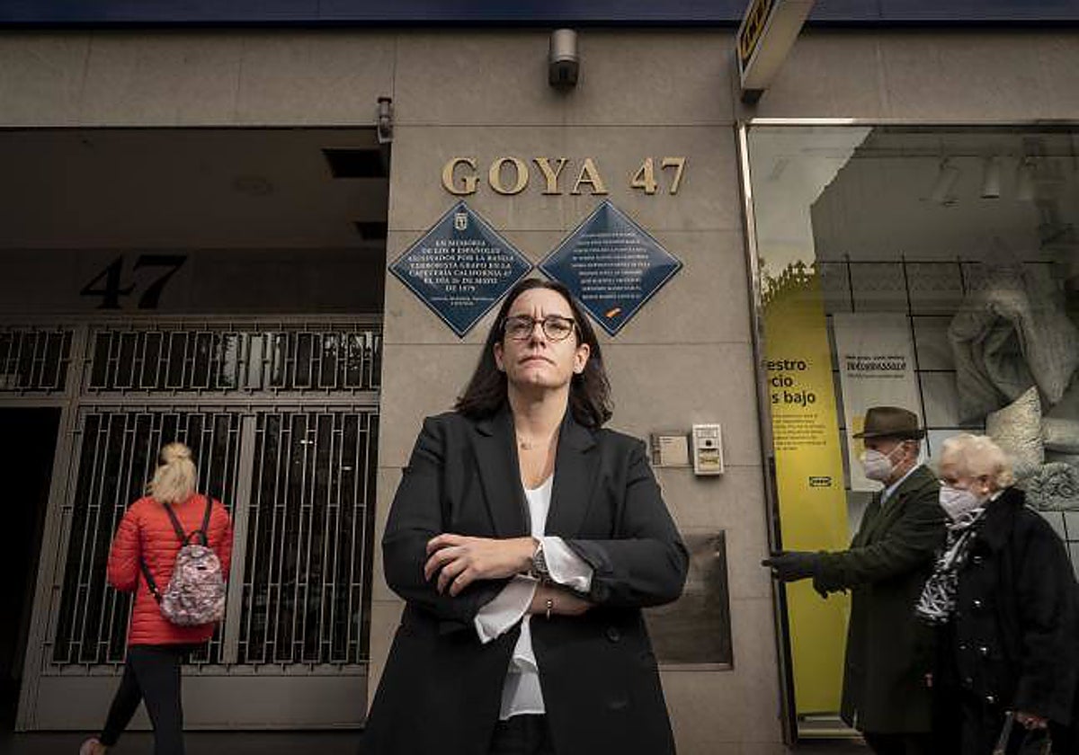 Carmen Ladrón de Guevara ante la placa que recuerda a las víctimas mortales del atentado de los GRAPO en la cafetería California 47 de Madrid, en 1979