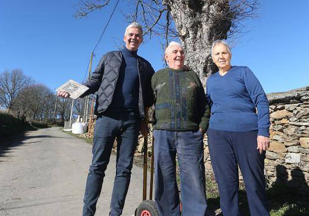 Juan Carlos Pérez (izq.) junto a sus padres en San Xoán de Río
