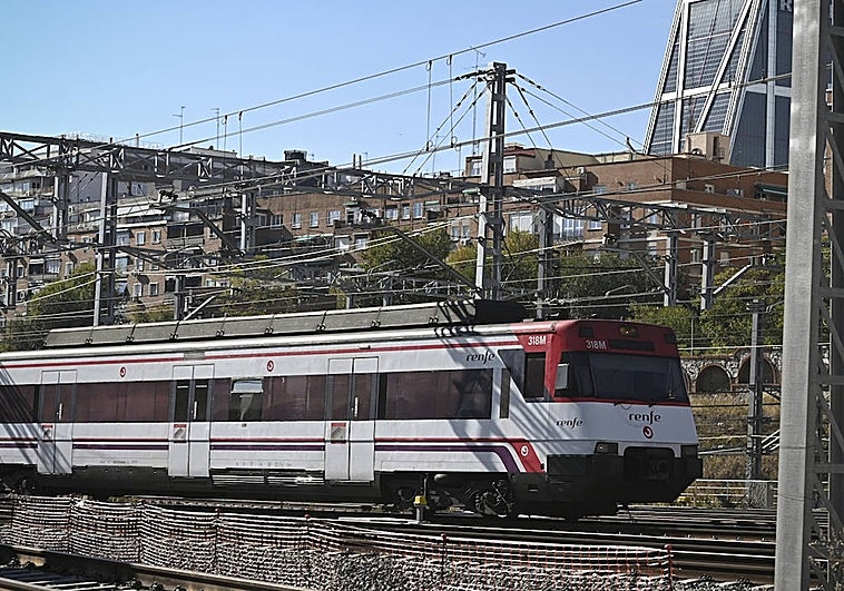 Un tren de cercanías llega a la estación de Chamartín