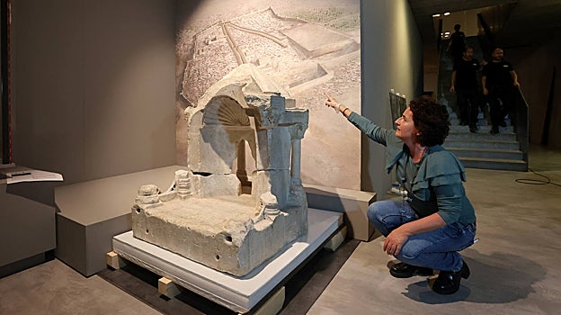 Alexandra Chavarría, con el modelo del Santo Sepulcro