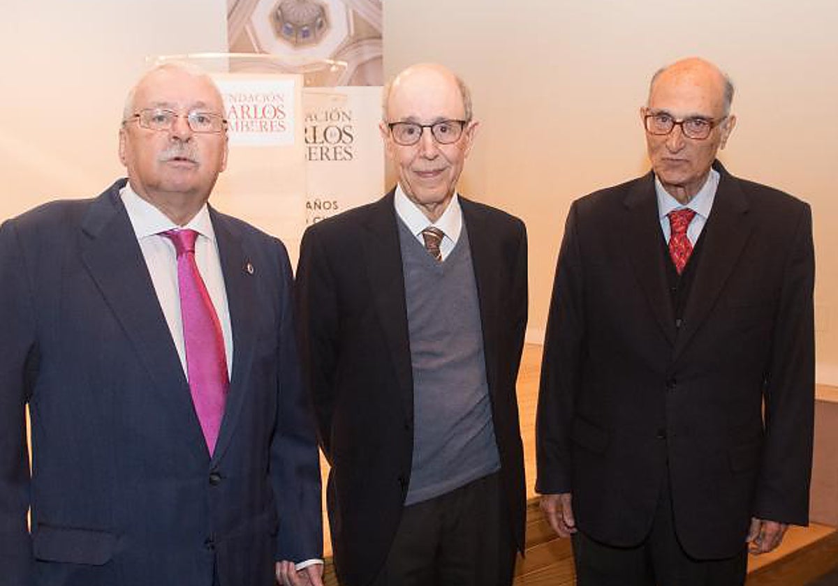 De izquierda a derecha: el expresidente madrileño Joaquín Leguina, José Luis Leal y el exministro Julián García Vargas.