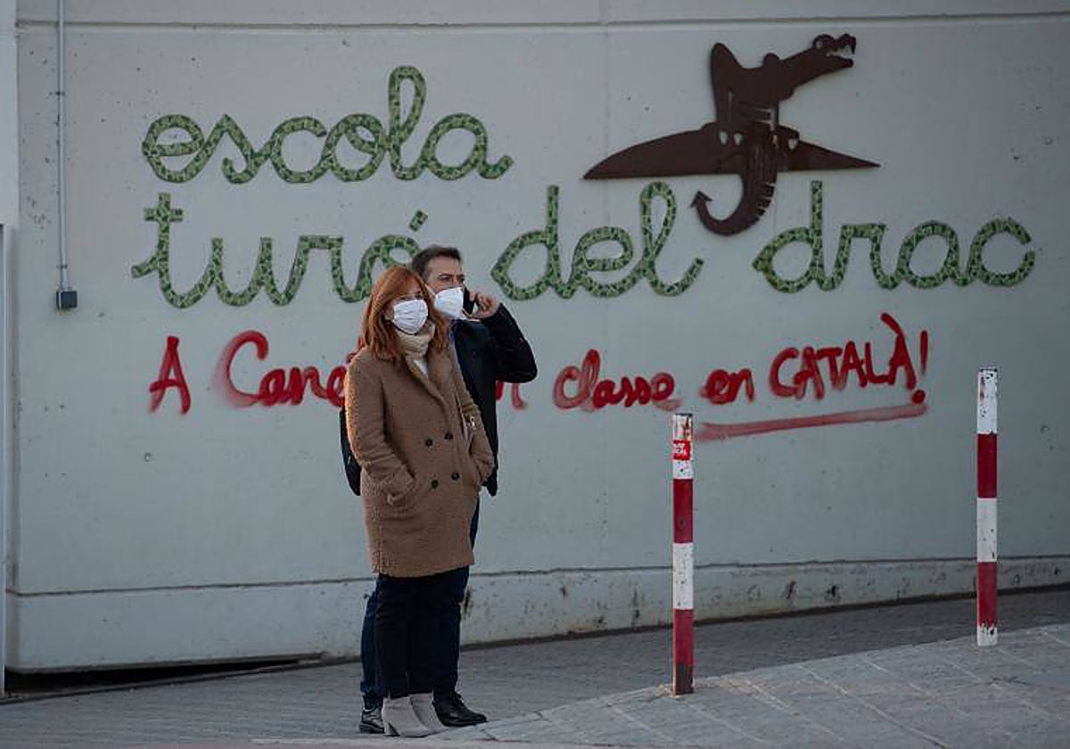 Una imagen de la entrada de la escuela Turó del Drac de Canet de Mar