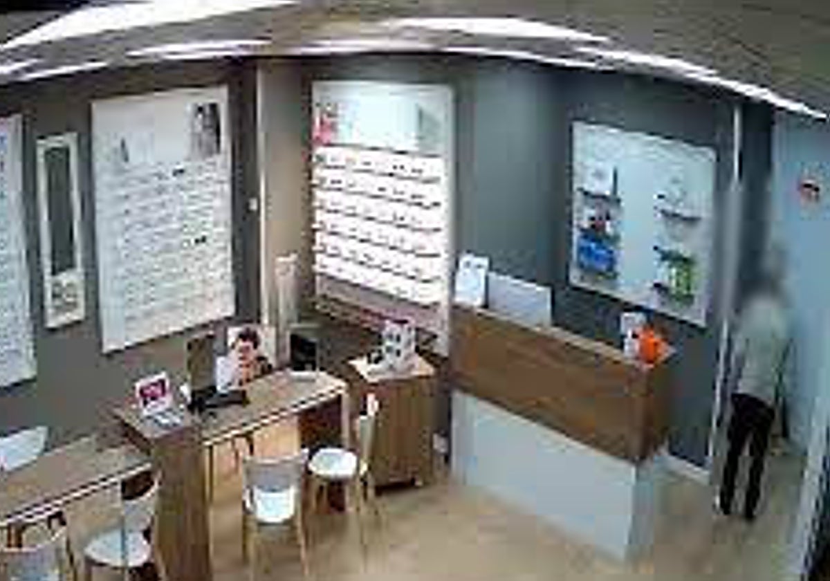 El atracador, en una captura durante el asalto a una óptica de Madrid