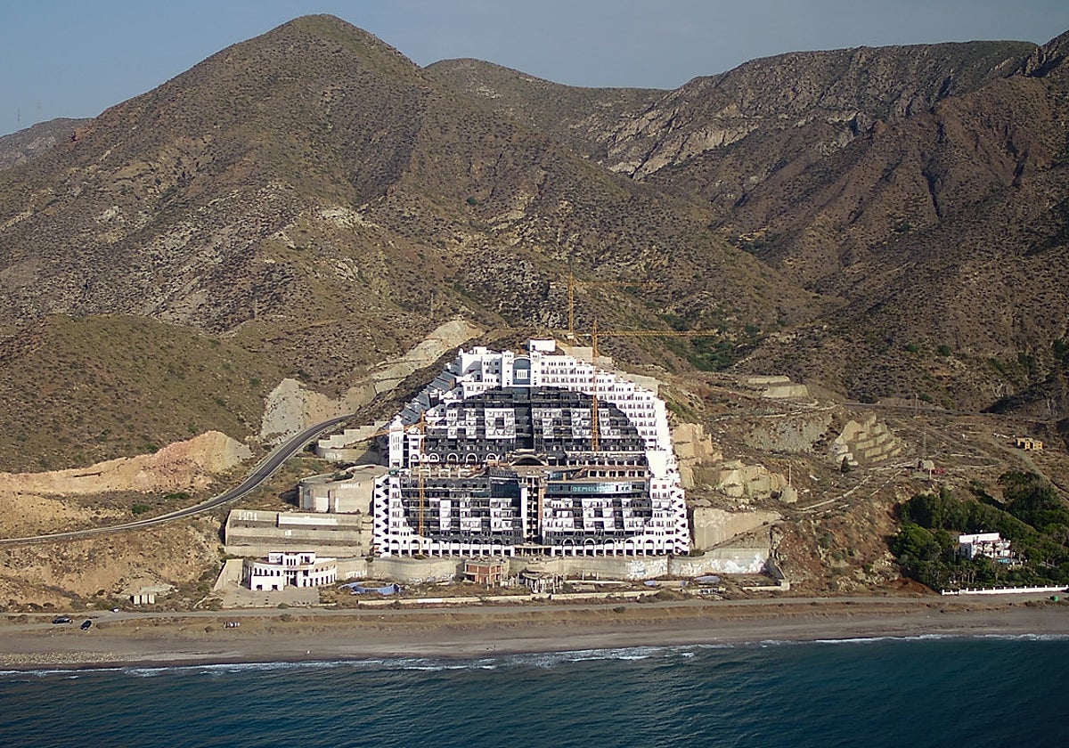 El hotel El Algarrobico permanecerá de momento en primera línea de la costa de Carboneras.