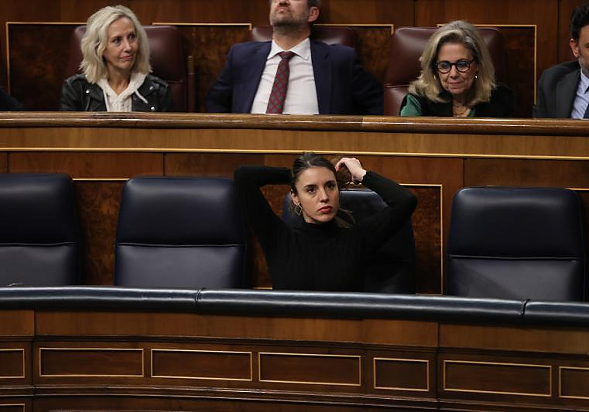 La ministra de Igualdad, Irene Montero, en la bancada azul del Gobierno durante un Pleno en el Congreso de los Diputados