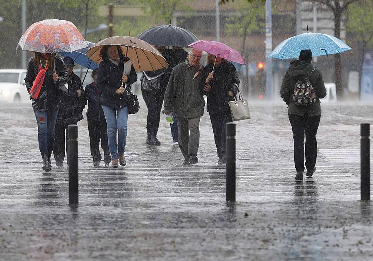 Viandantes bajo la fuerte lluvia en Córdoba