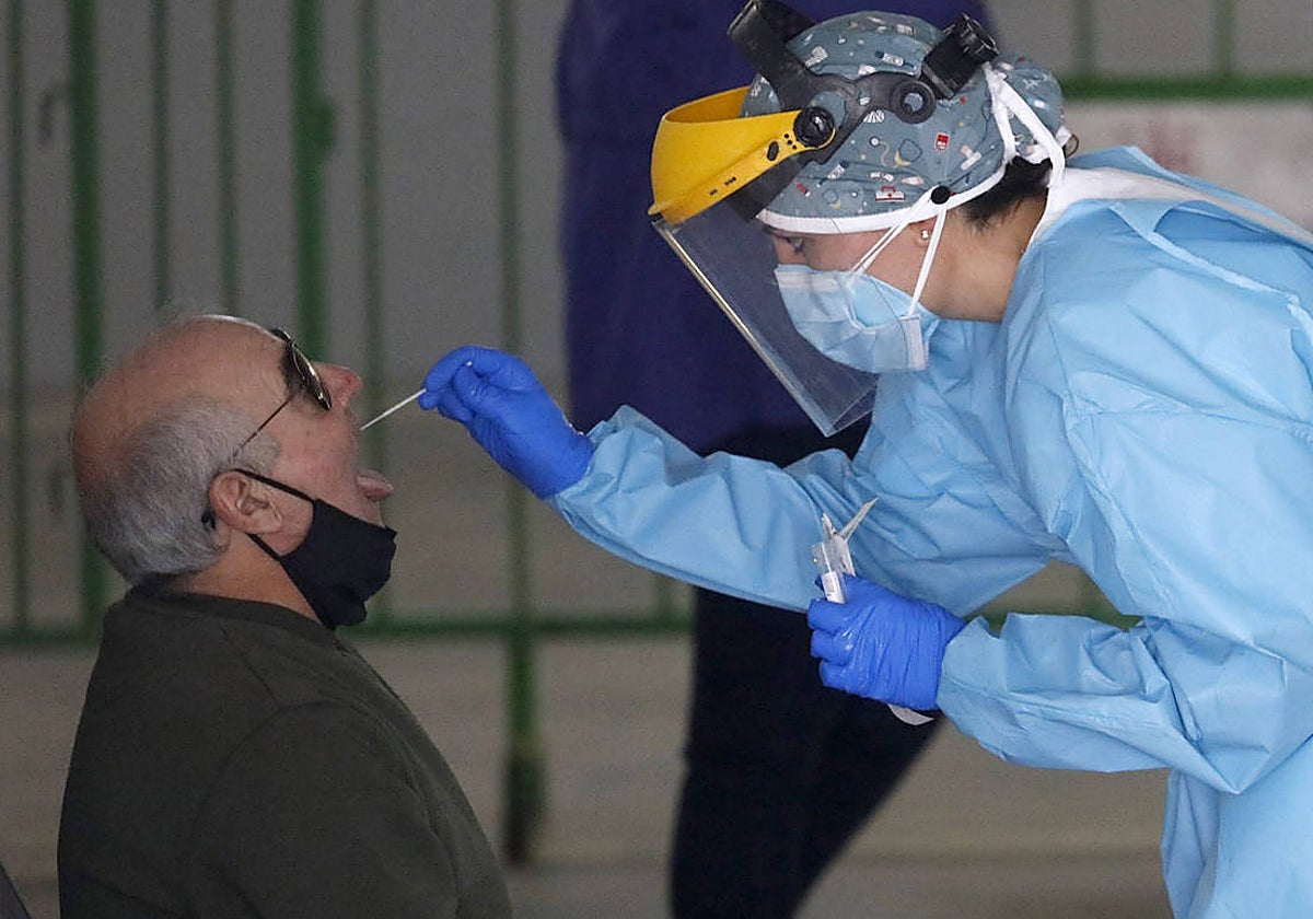 Un hombre se somete a una prueba de Covid-19