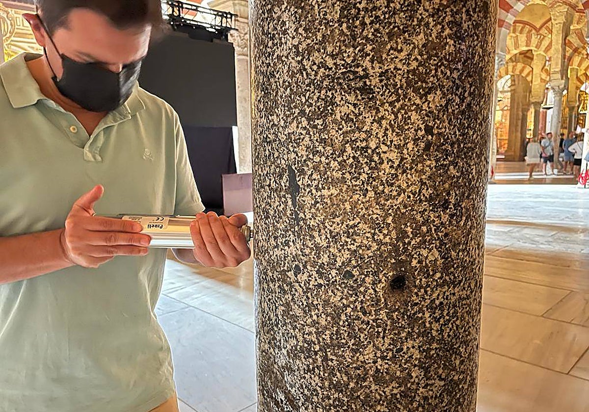 Un miembro del equipo de investigación mide la vibración natural de las columnas de la Mezquita