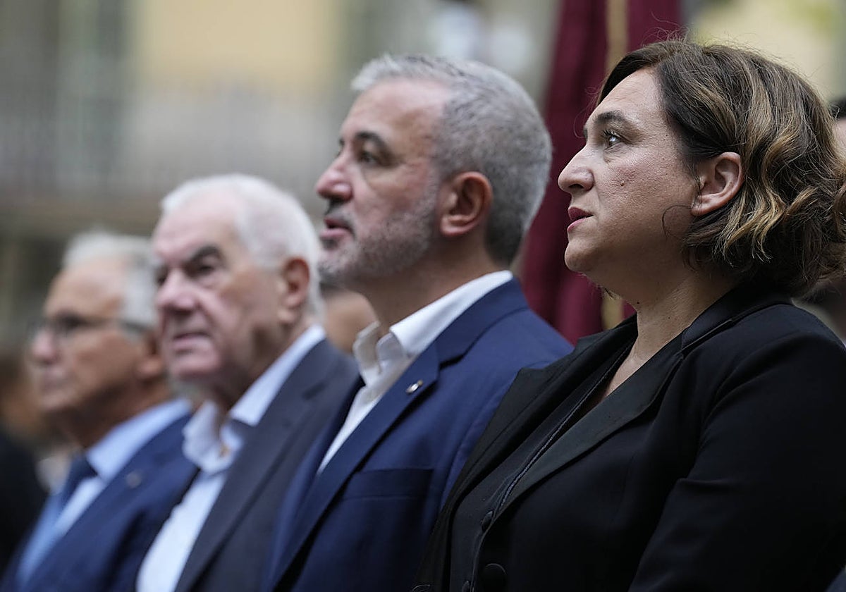 Ada Colau, a primera línea, junto a Jaume Collboni y Ernest Maragall