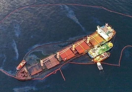 Gibraltar termina de retirar el petróleo almacenado en el OS35 y espera la llegada de cuatro buques para retirar el barco