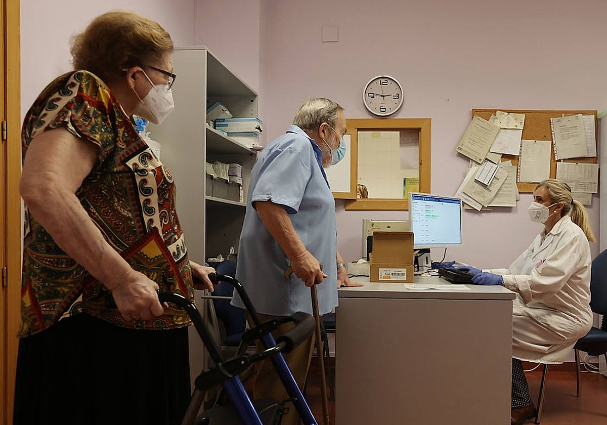 Dos pacientes con su médico en Córdoba