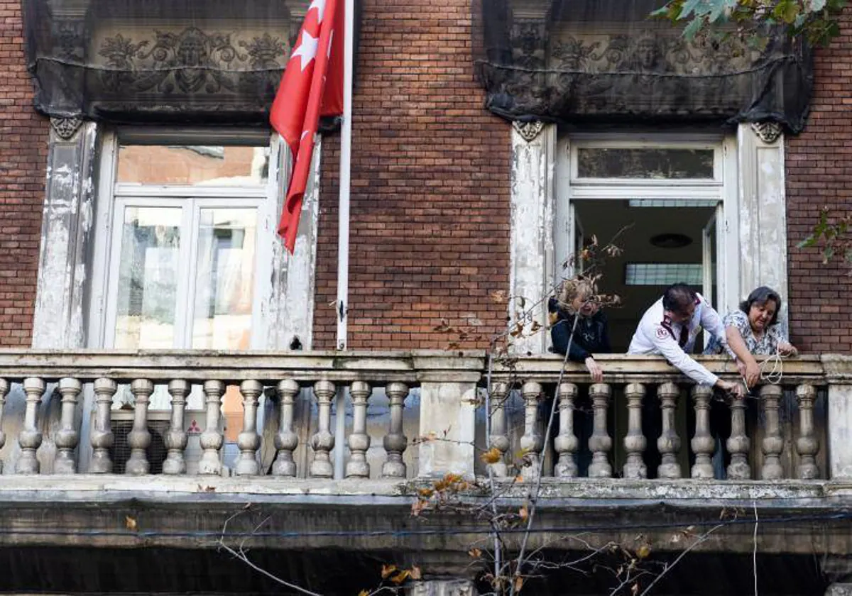 Ayuso dice que los encerrados en la Consejería de Sanidad «no son médicos  como tal, la mayoría son liberados sindicales»