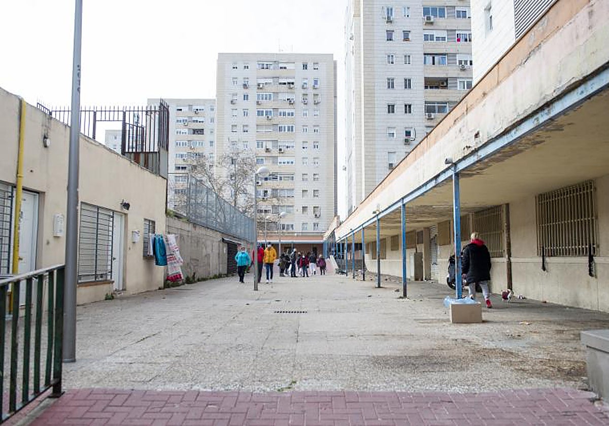 Uno de los espacios interbloques del distrito de San Blas, antes de que fuera intervenido