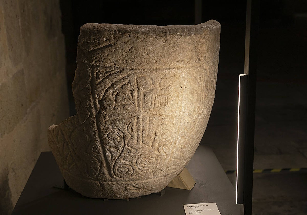 Pila para agua con un crismón, encontrada en las excavaciones de la Mezquita-Catedral