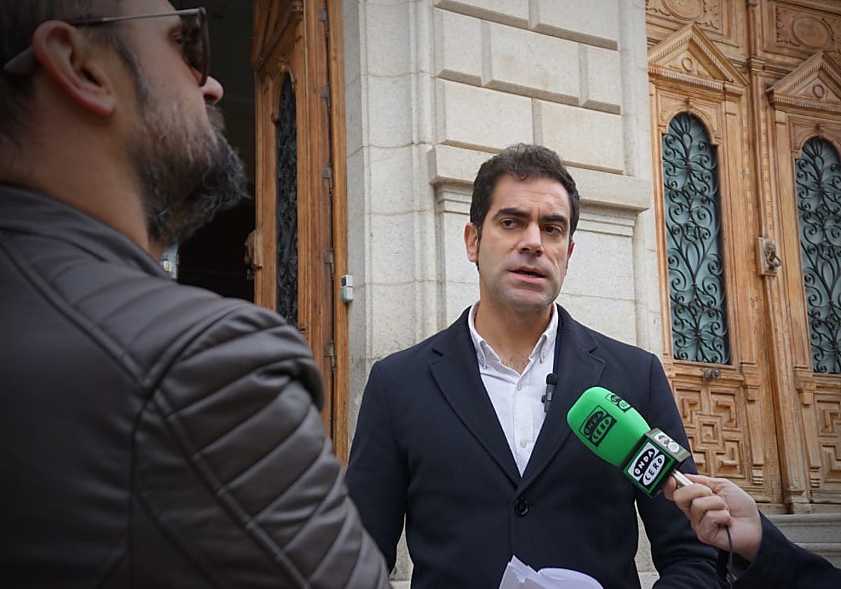 Julio Comendador, a la entrada de la Diputación de Toledo