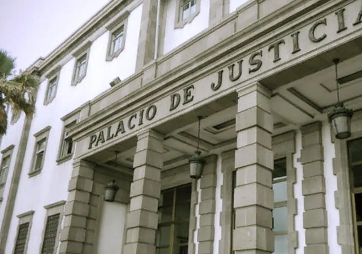 Fachada del Palacio de Justicia en foto de archivo