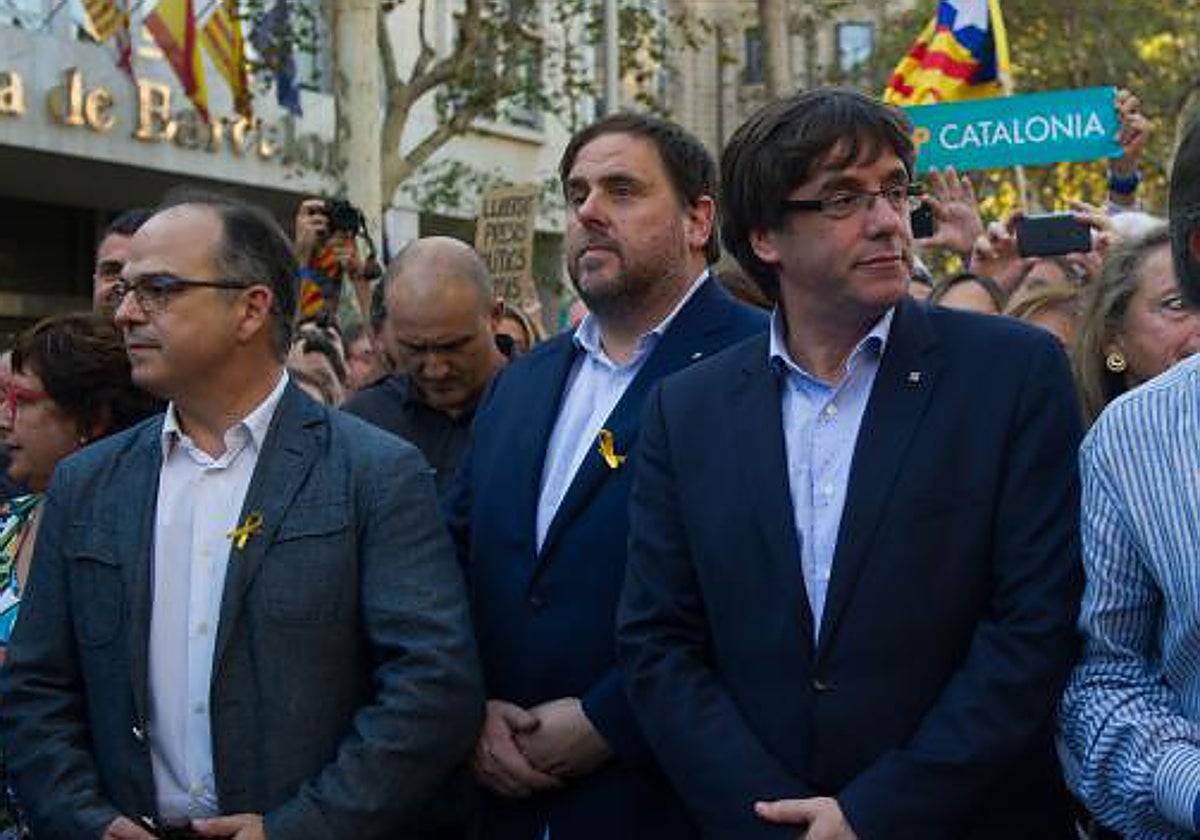 De izquierda a derecha, Turull, Junqueras y Puigdemont, tres de los beneficiados por la nueva rebaja promovida por la Fiscalía por la malversación contable por la que están encausados en el Tribunal de Cuentas