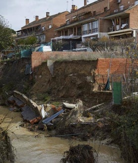 Imagen secundaria 2 - Los vecinos muestran cómo el río invade sus casas (imagen principal) con fuertes lluvias y deja destrozos a su paso, con casetas de jardín (segunda imagen) y muros de viviendas derribados. 