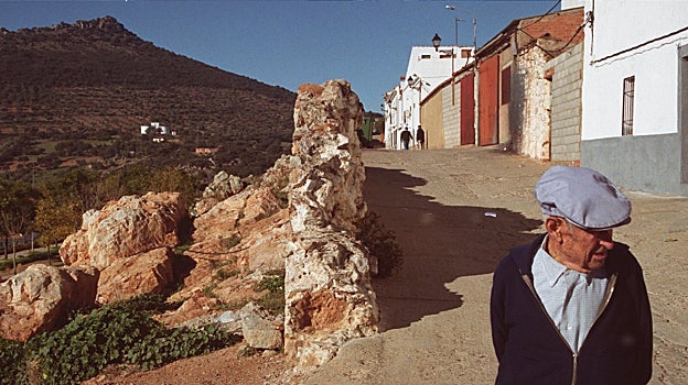 Un vecino de Santa Eufemia, que está a la cabeza de personas que ni siquiera tienen la ESO