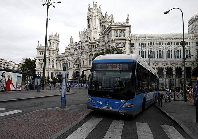 Muere un motorista de 33 años en un accidente con buses de la EMT en el paseo de la Castellana