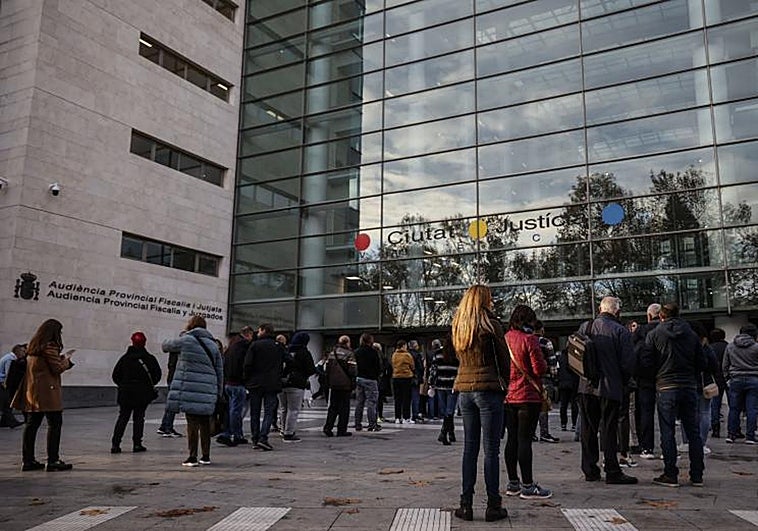 Juzgan a un delincuente que intentó matar a golpes a una policía nacional a la que causó ceguera parcial