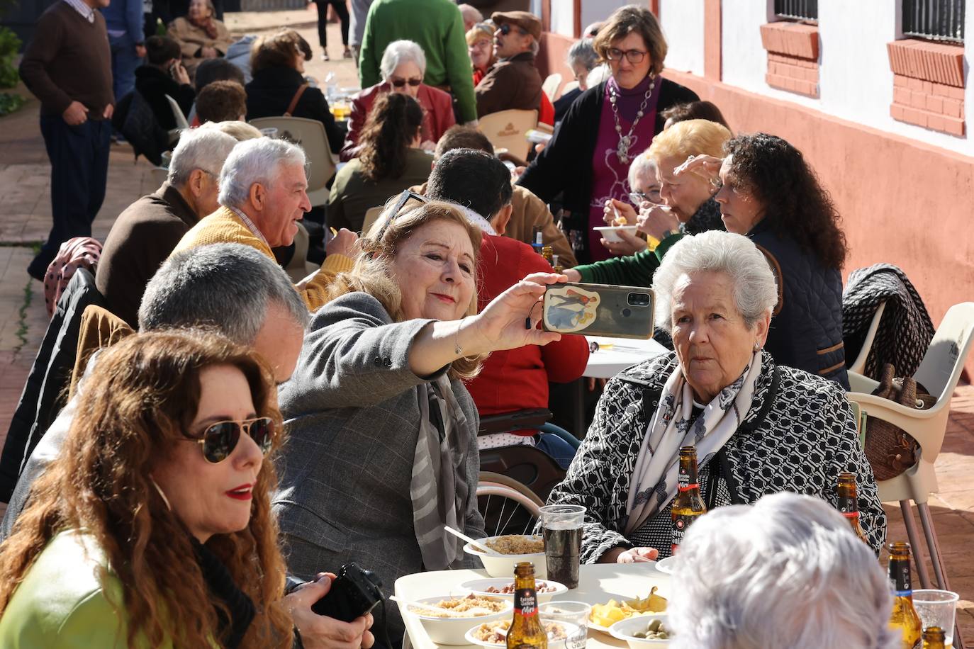 Las tradicionales migas de la Cruz Blanca de Córdoba, en imágenes