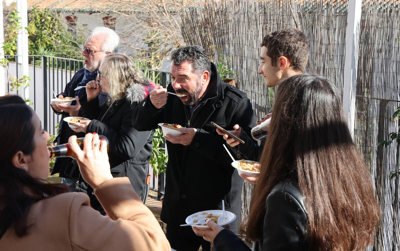 Las tradicionales migas de la Cruz Blanca de Córdoba, en imágenes
