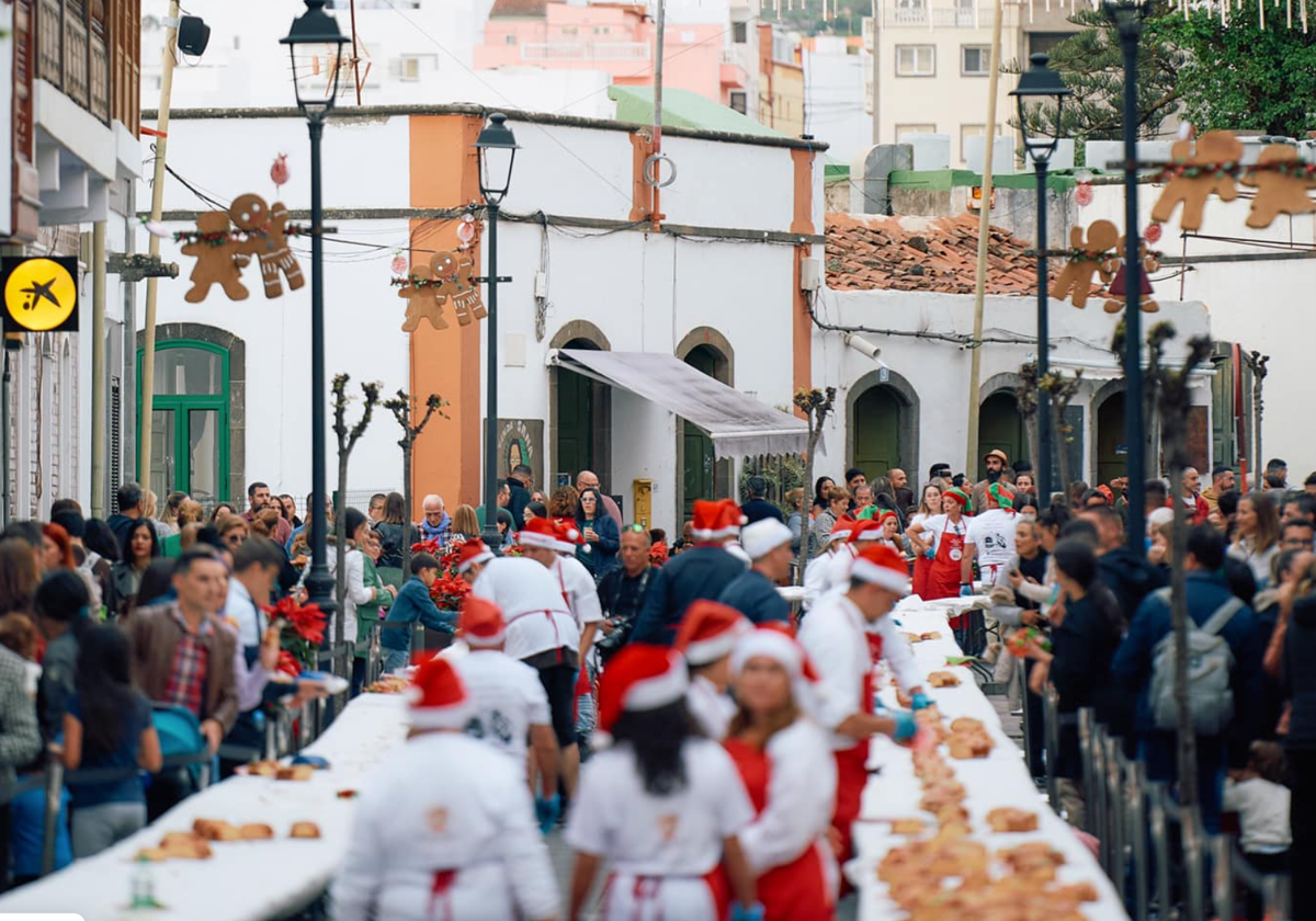 Roscón gigante en la calle Miguel Hernández, en Moya, Gran Canaria