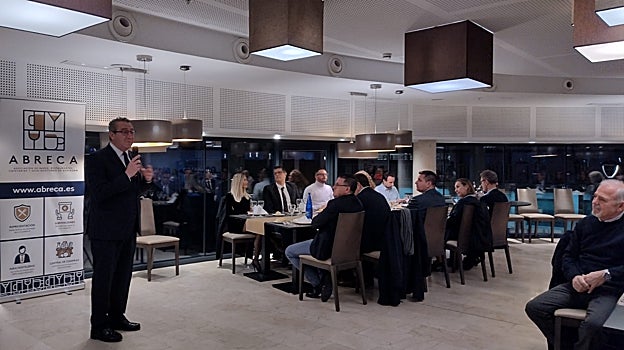 El alcalde Benidorm, Toni Pérez, durante su intervención ante los socios de Abreca.