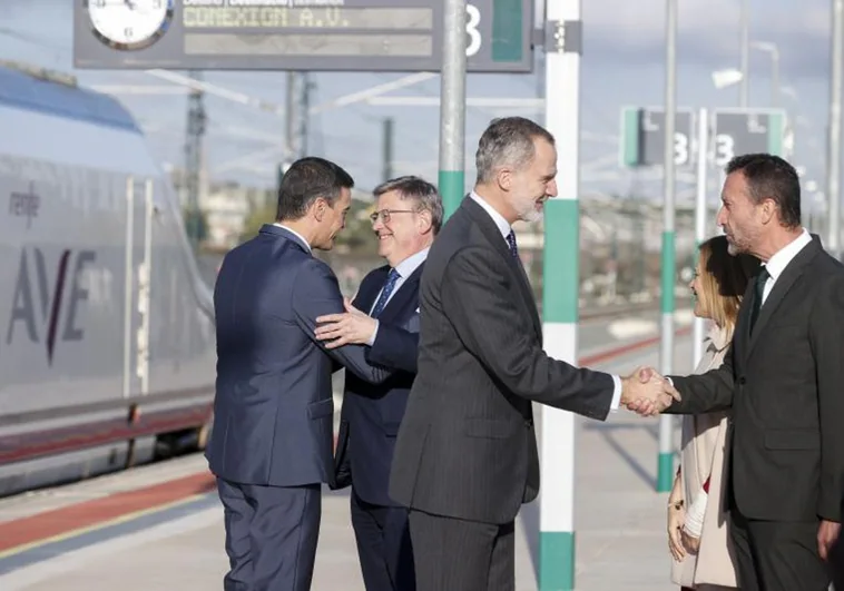 El Rey Felipe VI saluda al alcalde de Elche, Carlos González y el presidente del Gobierno, Ximo Puig, al de la Generalitat Valenciana, Ximo Puig, junto al nuevo AVE.