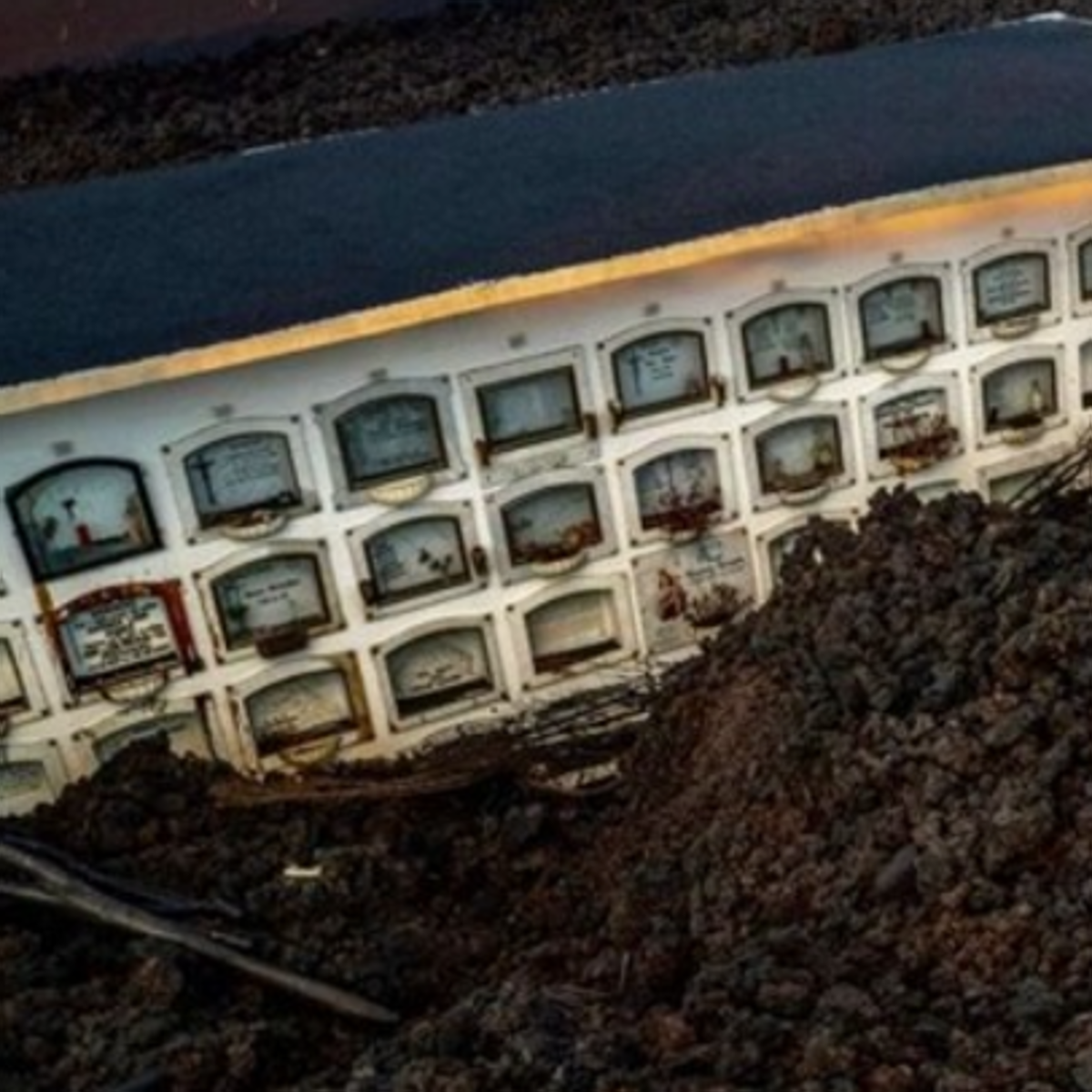 La Palma reabre parte del cementerio que enterró el volcán