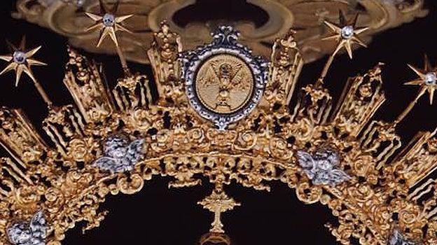 El antiguo escudo del Huerto, en la corona de la Virgen