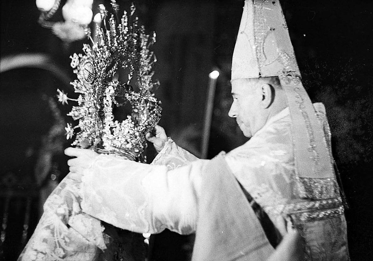 Fray Albino ciñe la corona a María Santísima de los Siete Dolores Gloriosos