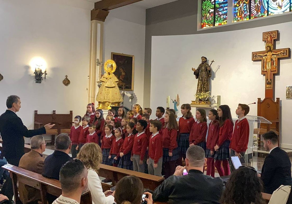 Rafael González dirigiendo a los niños de la escolanía, durante el concierto de Navidad