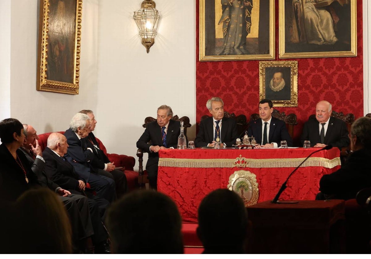 Juanma Moreno preside la reunión de la Academia Sevillana de Buenas Letras que ha rendido homenaje a Manuel Clavero
