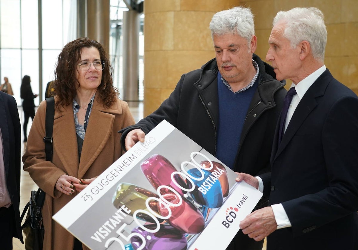 Marta de la Fuete y Jordi Sanz reciben el premio de manos de Juan Ignacio Vidarte (d), director del museo