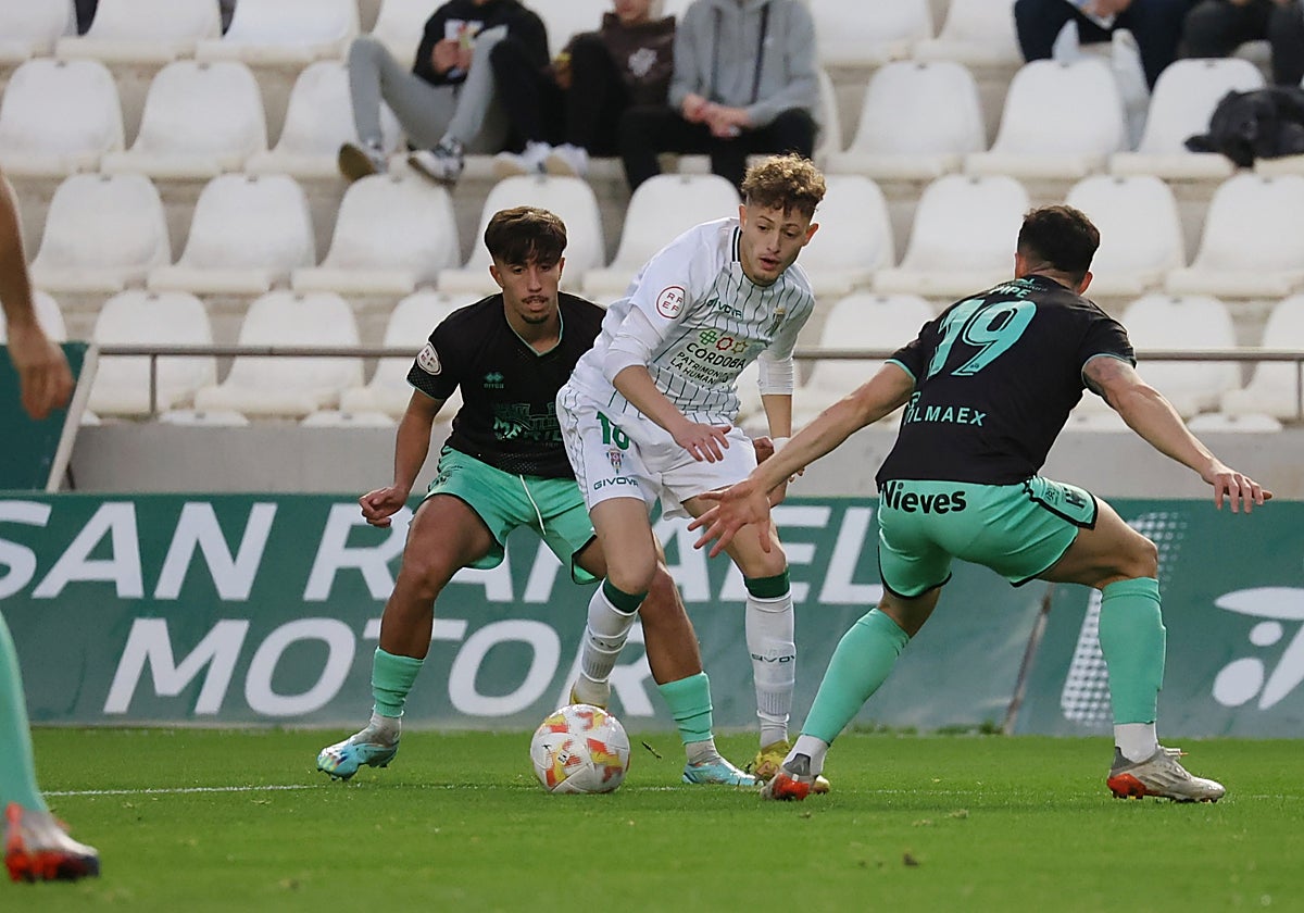 Simo regatea a un jugador durante un partido en El Arcángel