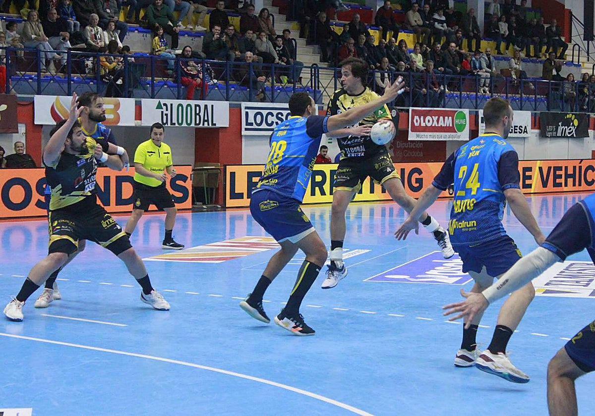Luisfe Reina intenta el lanzamiento durante un partido