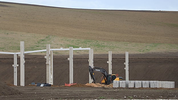 Una máquina trabaja en los terrenos en los que irán las instalaciones