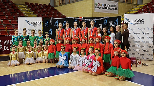 Las integrantes del Club Liceo de Córdoba posan con las ganadoras júnior