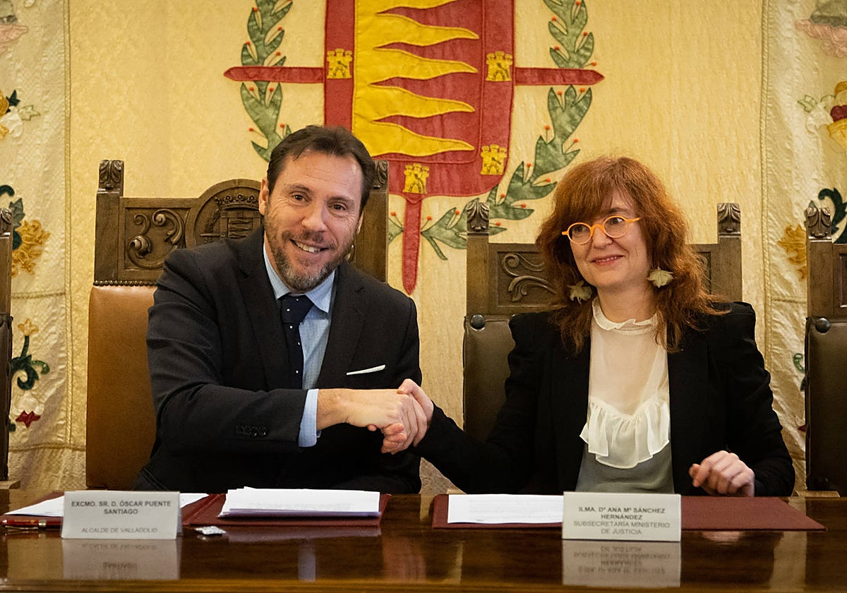 El alcalde de Valladolid, Óscar Puente, firma el protocolo de la Ciudad de la Justicia con la subsecretaria del Ministerio de Justicia, Ana María Sánchez