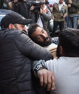 Imagen secundaria 2 - La hermana y los padres de los menores desaparecidos tras enterarse del fallecimiento de Fernando, de 17 años