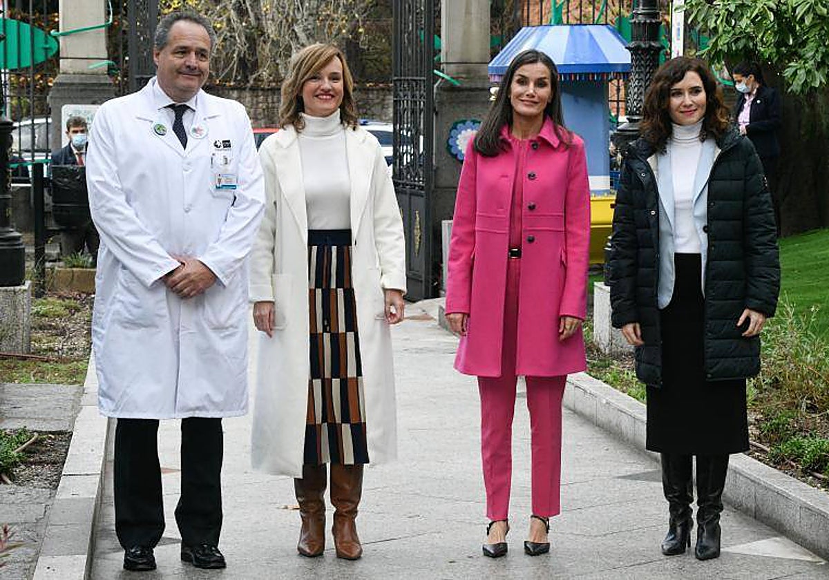 La Ministra de Educación y Formación Profesional, Pilar Alegría, la Reina Letizia y la Presidenta de la Comunidad de Madrid, Isabel Díaz Ayuso, posan a su llegada al Hospital Infantil Universitario Niño Jesús